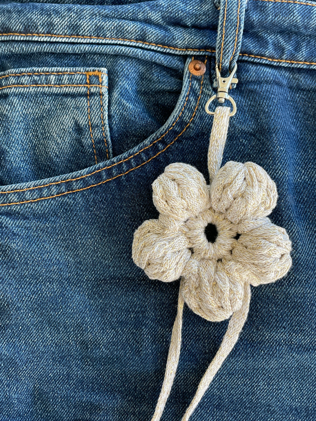 Flower bag charm - Creme gold